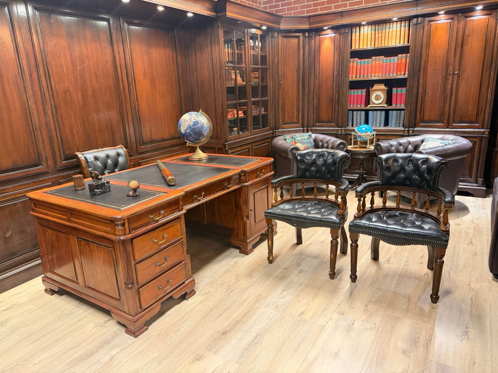 Engels mahonie partnerdesk bureau met 3 leren bureaustoelen, Ophalen