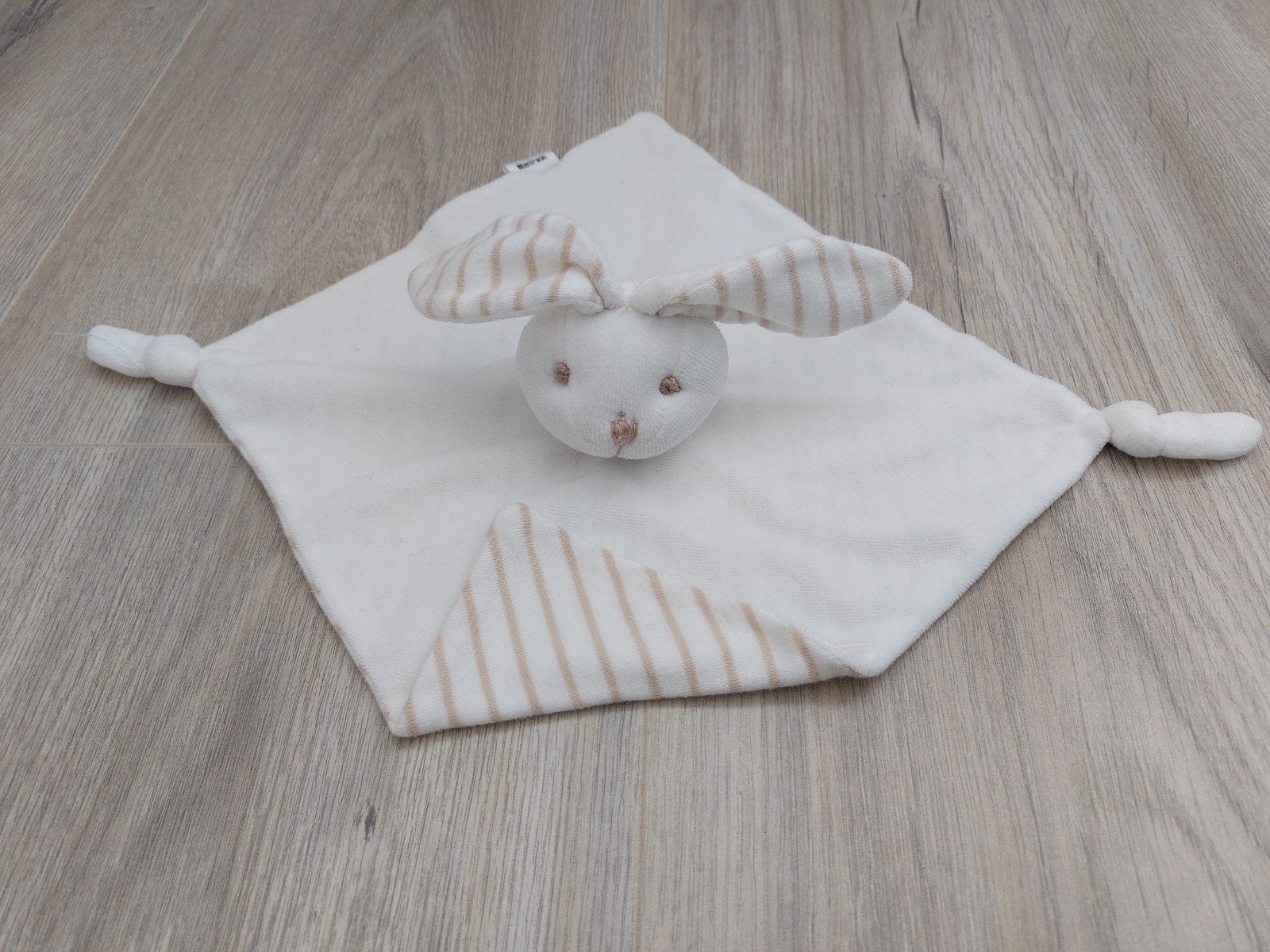 Knuffel knuffeldoekje bambino konijn wit bruin streep L1479, Ophalen of Verzenden, Zo goed als nieuw