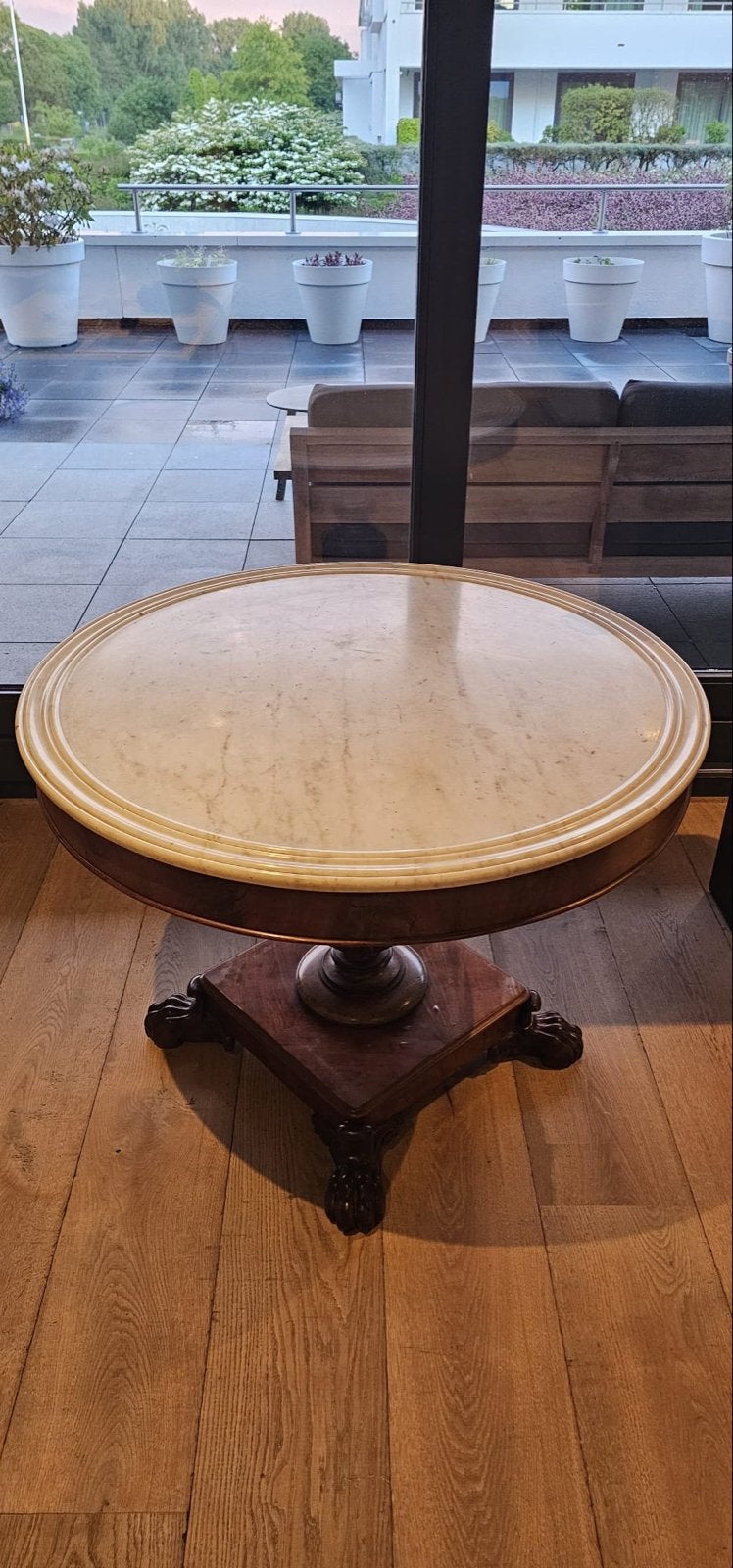 Antieke ronde marmeren salontafel, Ophalen