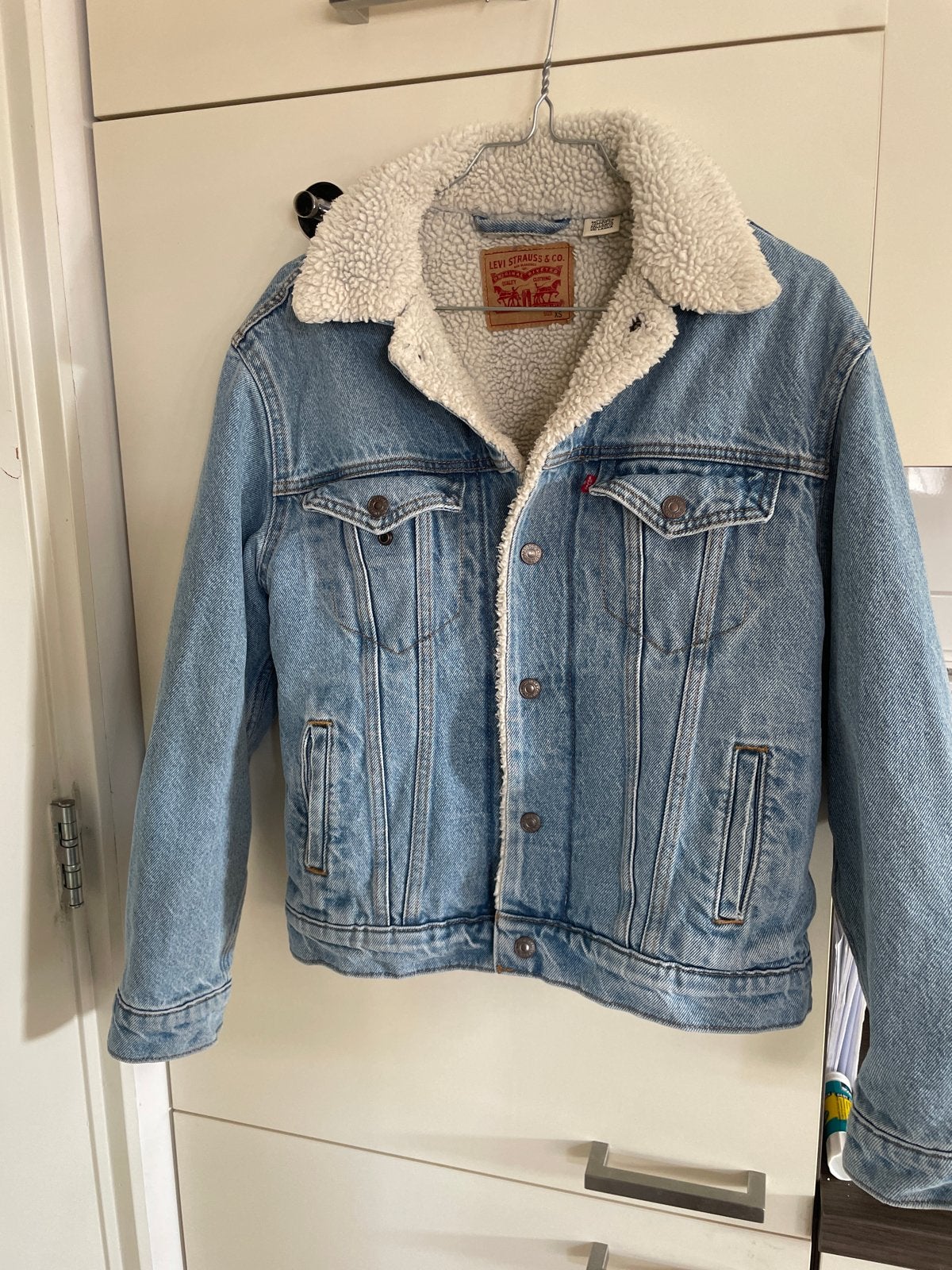 Levi's Sherpa Trucker spijkerjas - XS, Kleding | Dames, Ophalen of Verzenden, Zo goed als nieuw, Maat 34 (XS) of kleiner, Blauw