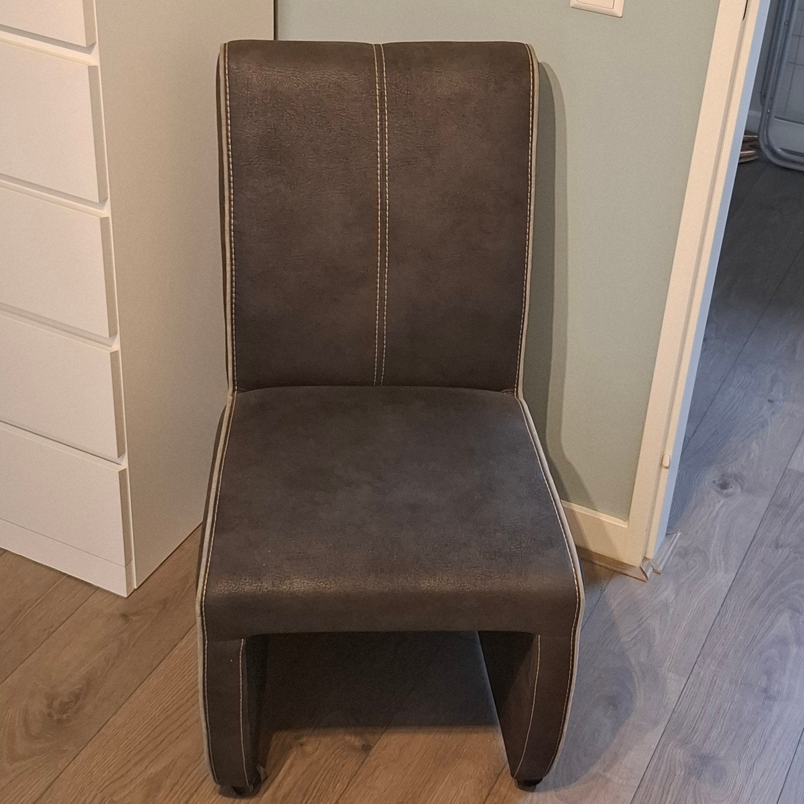 Comfortabele bruine eetkamerstoel met wieltjes, Ophalen, Gebruikt, Bruin, Eén