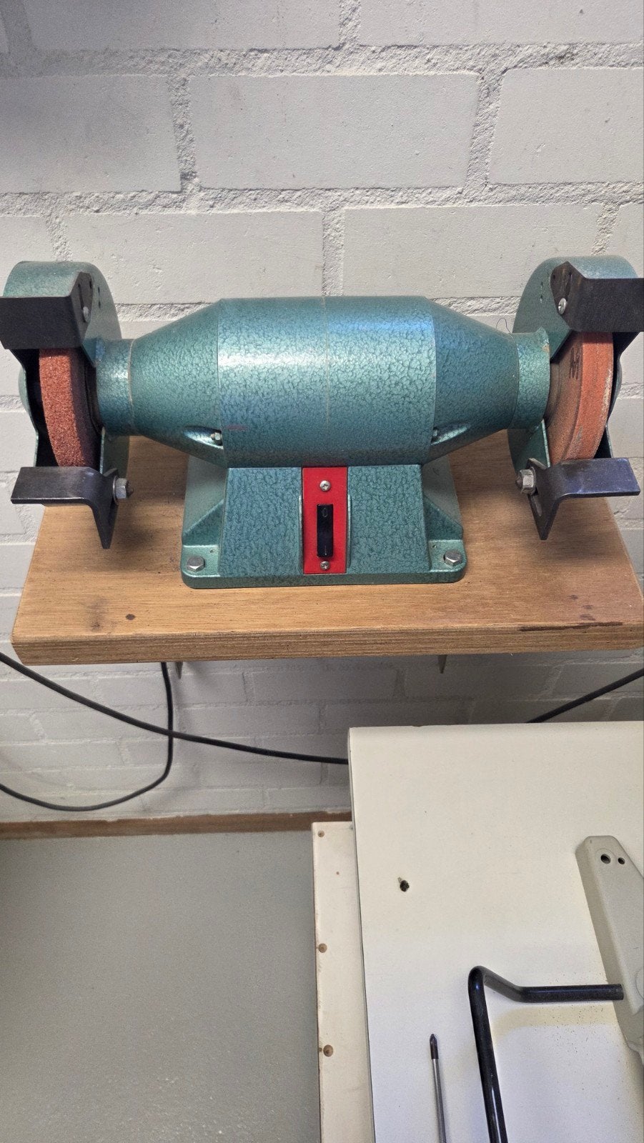 Te koop: Werkbankslijpmachine - Slijpsteen, Ophalen, Gebruikt, Minder dan 700 watt, Werkbankslijpmachine