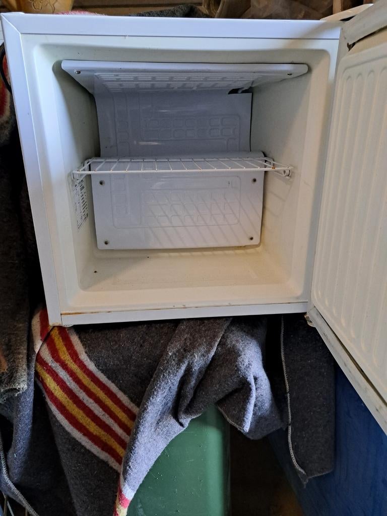 Diepvries.  Koelkast., Witgoed en Apparatuur, Vriezers en Diepvrieskisten, Ophalen of Verzenden, Minder dan 60 cm, Minder dan 85 cm