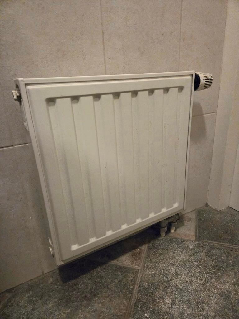 Vijf Radson radiatoren met thermostaatknop, Ophalen, 30 tot 80 cm, Radiator, 60 tot 150 cm