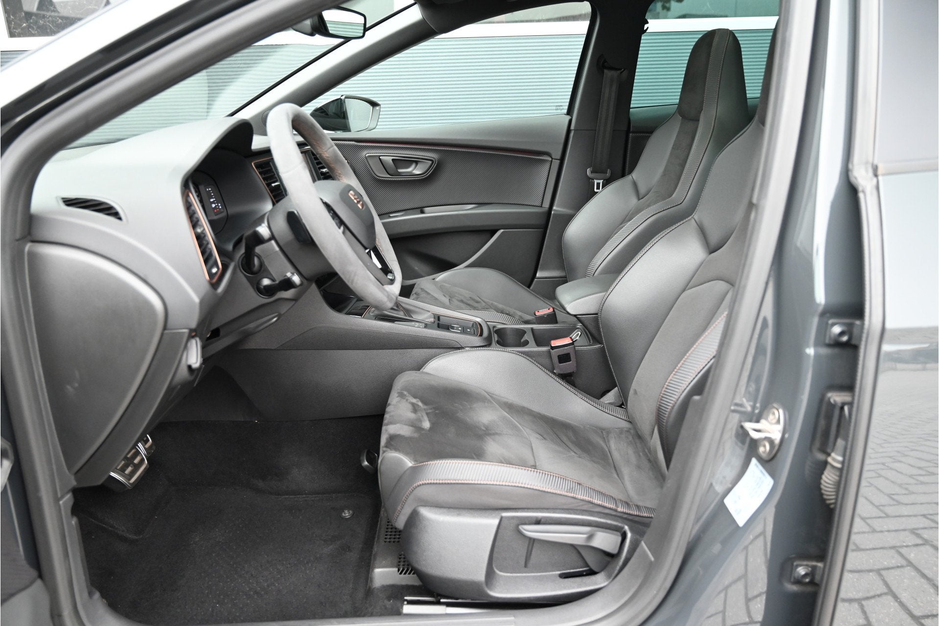SEAT Leon ST 2.0 TSI 4DRIVE CUPRA R 300+ PK / PANO / CARBON, Auto's, Automaat, Gebruikt, 4 cilinders, 1984 cc