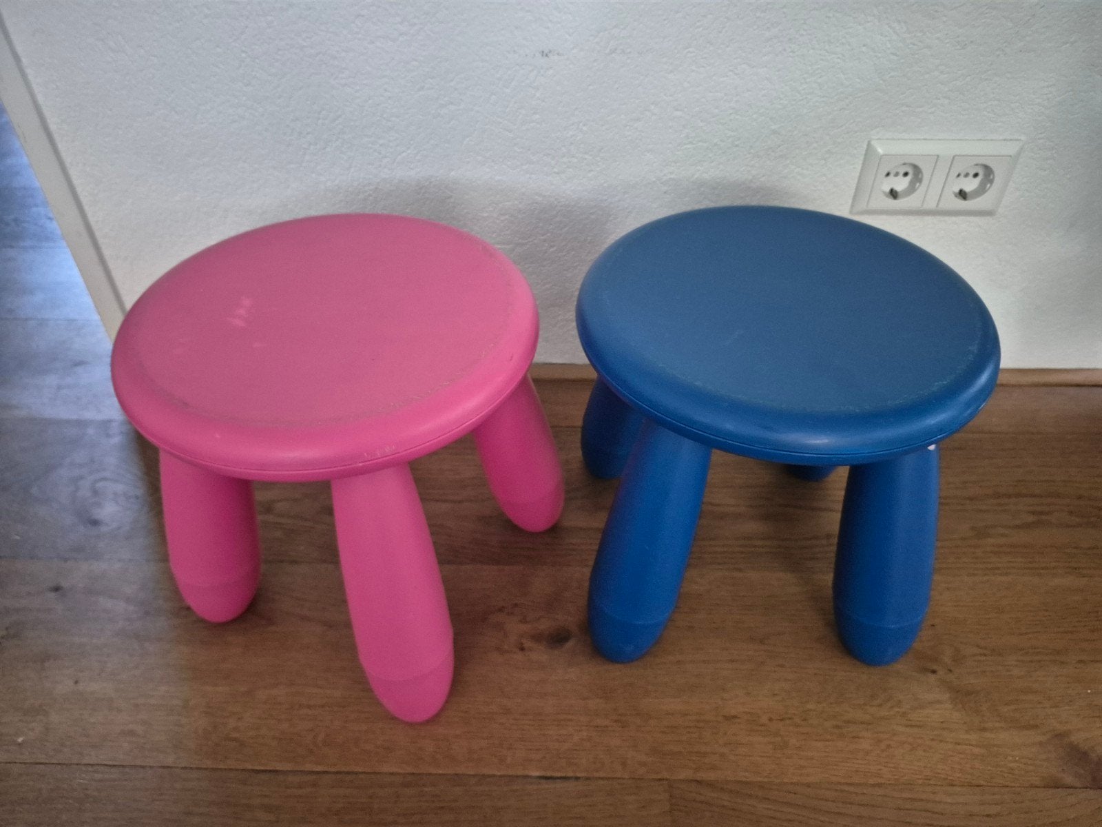 2 Ikea Mammut kinderkrukjes roze en blauw, Ophalen, Gebruikt, Stoel(en)