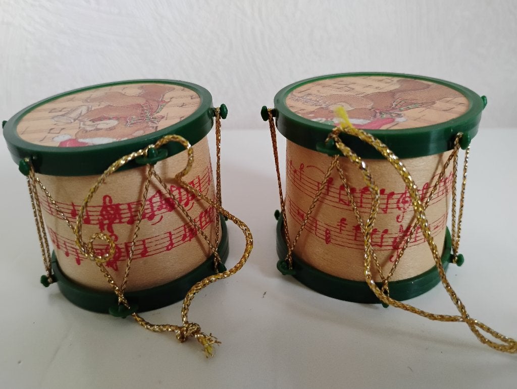 2 Kersthangers muziek trommel met muzieknoten erop, Diversen, Kerst, Ophalen of Verzenden, Zo goed als nieuw