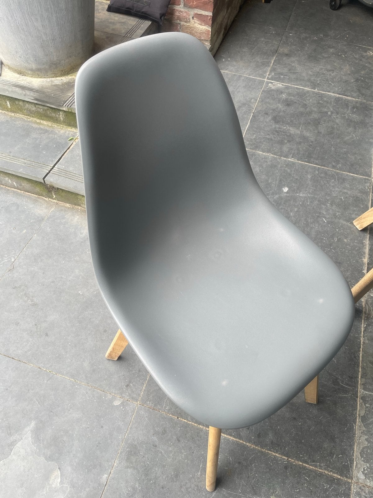 Grijze kuipstoel met houten poten, Huis en Inrichting, Stoelen, Ophalen, Gebruikt, Hout, Eén