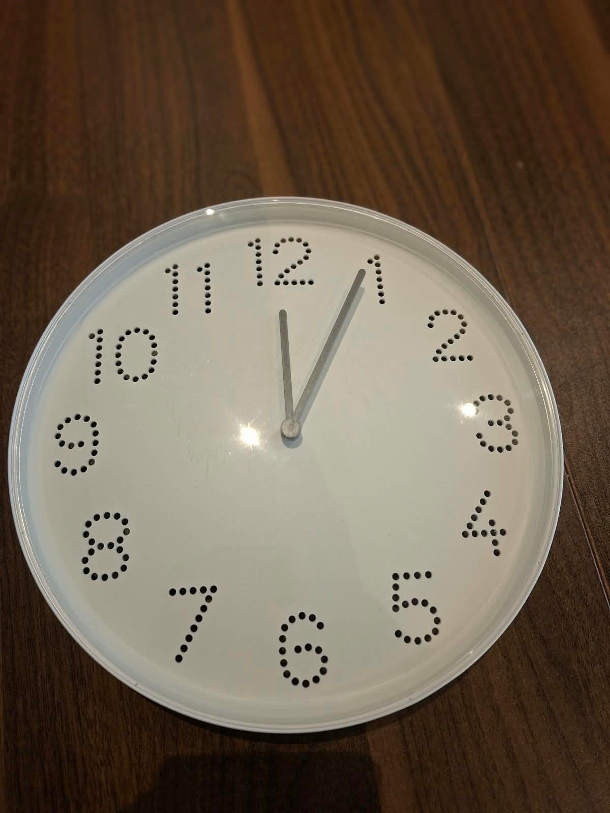 2 wandklokken met stippen cijfers, Ophalen