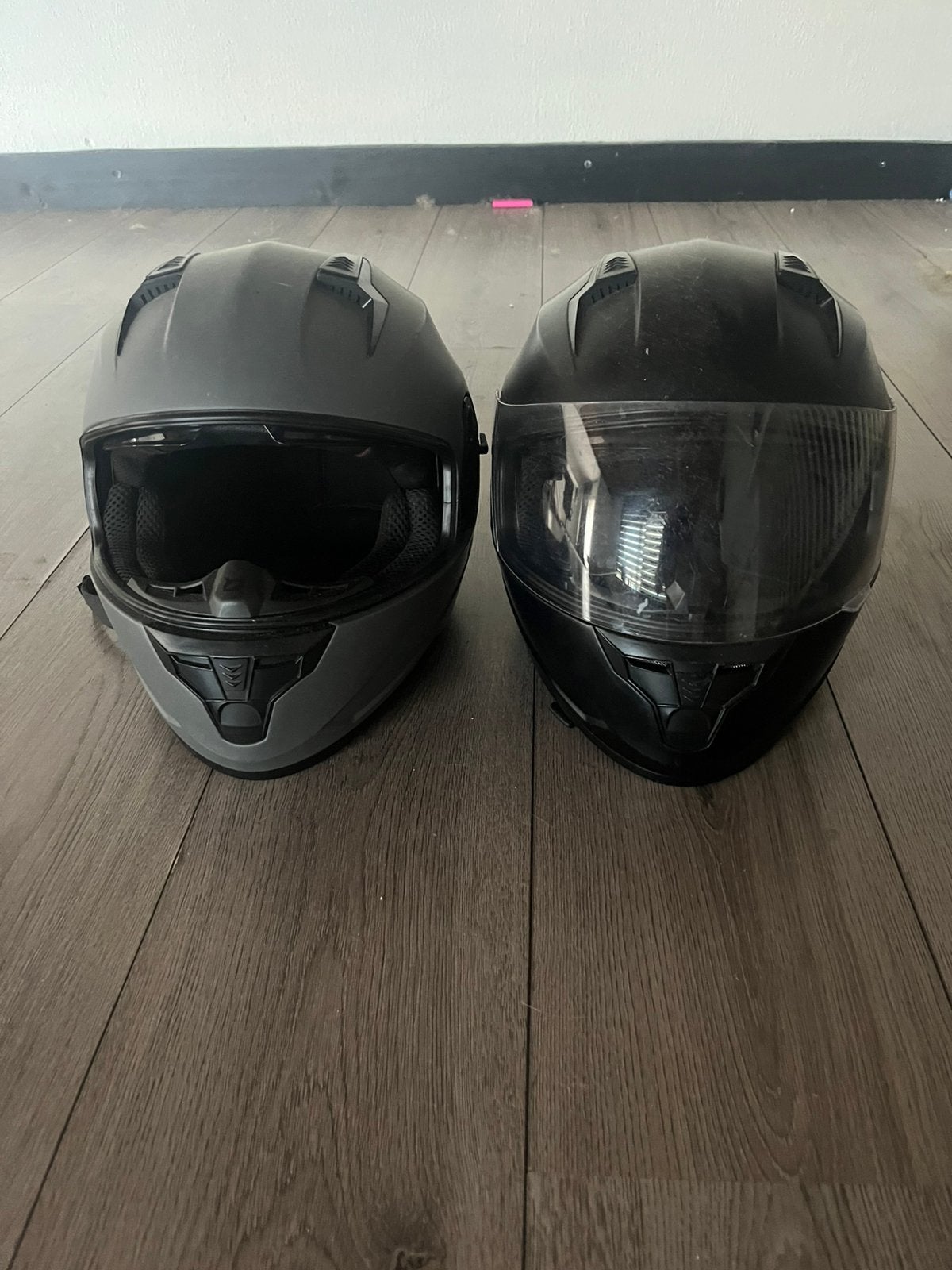 Twee scooter helmen, Ophalen, Zo goed als nieuw, Medium