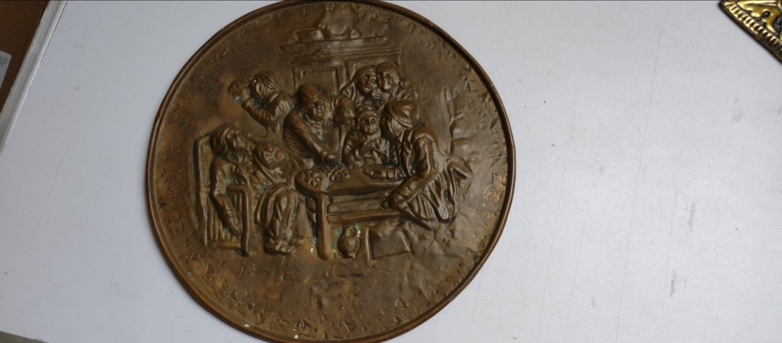 Antieke bronzen plaquette met gezelschapsscène, Ophalen