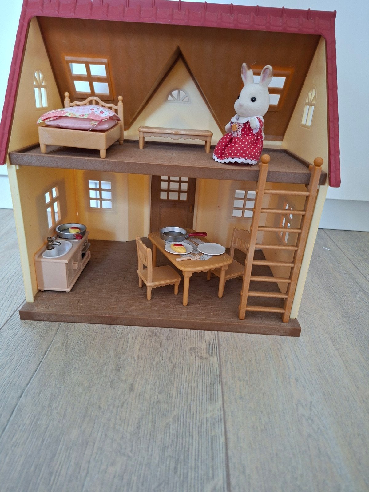 Sylvanian Families Poppenhuis met Meubels en Konijntje, Kinderen en Baby's, Speelgoed | Poppenhuizen, Ophalen, Gebruikt, Poppenhuis