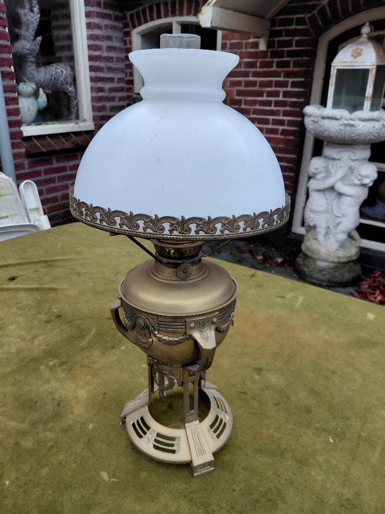 Jugendstill koperen tafelolielamp met witte opaline kap., Ophalen of Verzenden