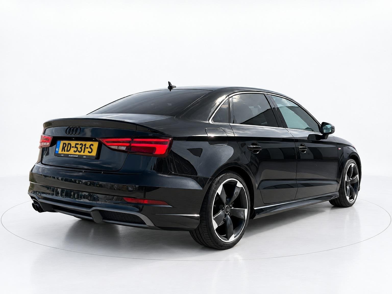 Audi A3 Limousine 1.5 TFSI CoD Sport S Line Edition, Gebruikt, 150 pk, Leder en Stof, Zwart