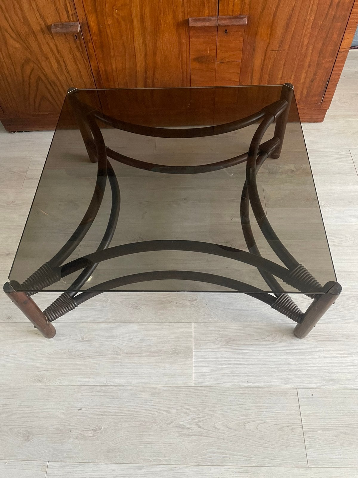 Gebogen rotan rookglas salontafel, Ophalen, Zo goed als nieuw, Rechthoekig, 75 cm of meer