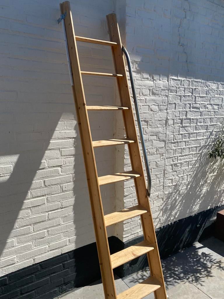 Oude houten bibliotheektrap zoldertrap met leuning 240cm, Doe-het-zelf en Verbouw, Ladders en Trappen, Ophalen, Zo goed als nieuw