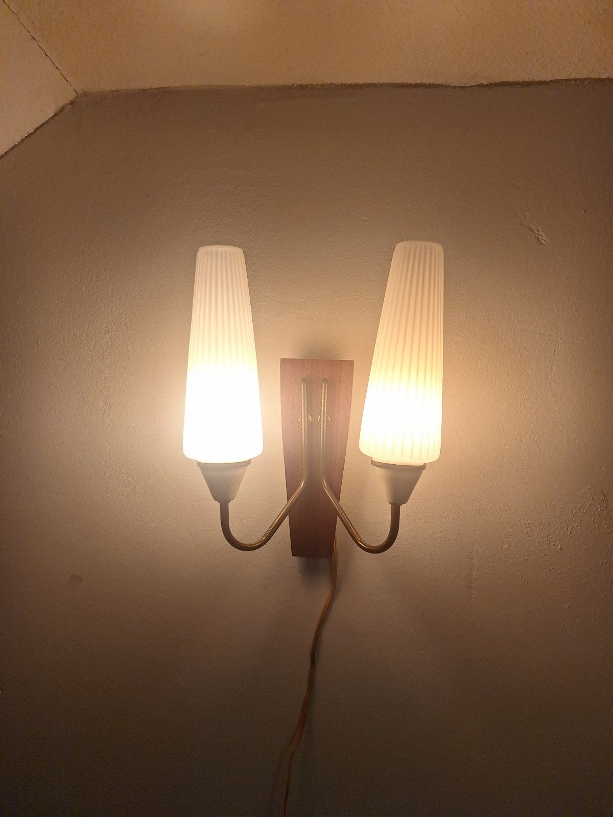 Deense Teak Wandlamp met Melkglas  '60 origineel, Ophalen of Verzenden