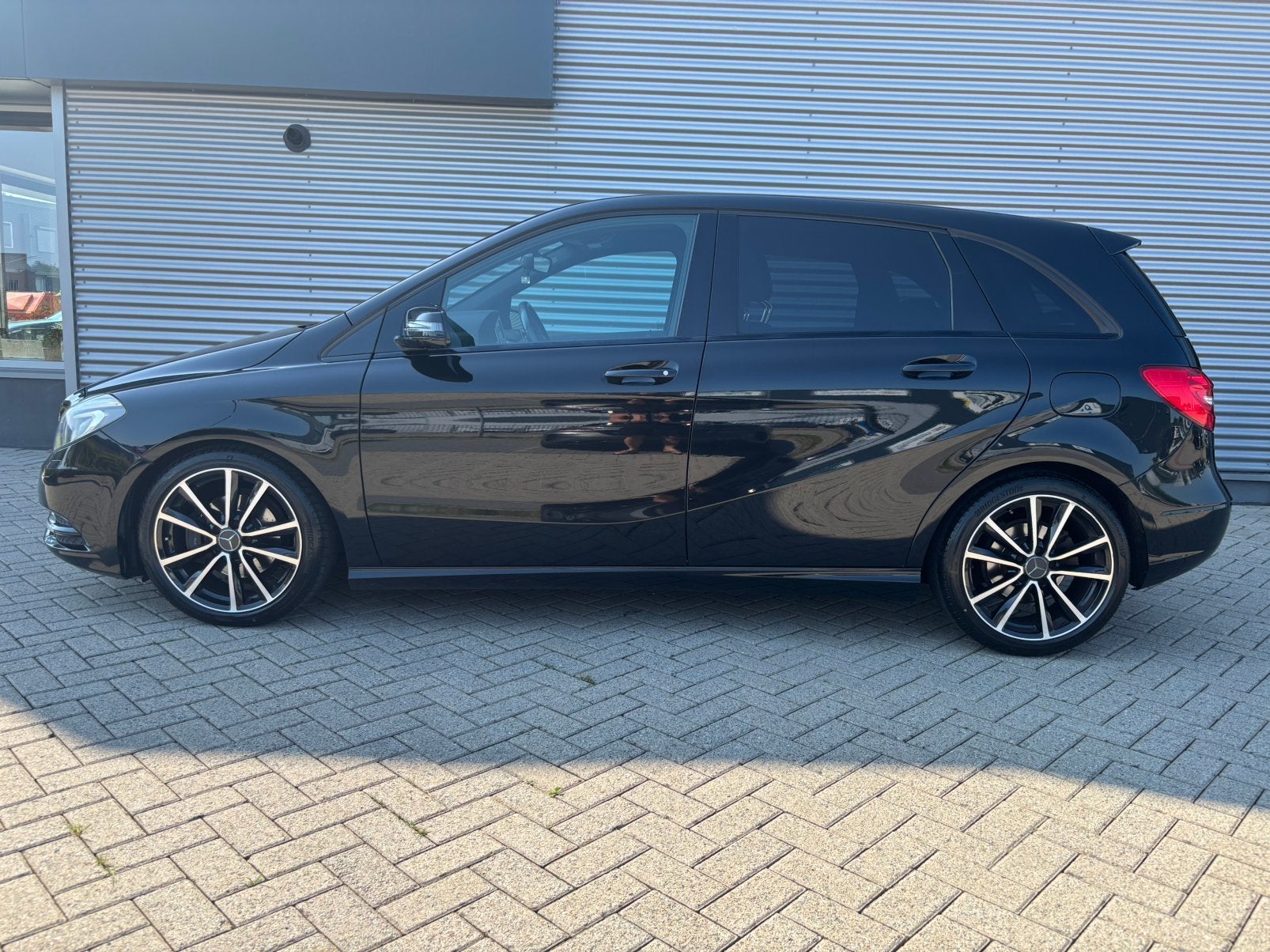 Mercedes-Benz B-Klasse 180 led,18”,navi,donkere hemel, Auto's, Voorwielaandrijving, 1295 kg, 4 cilinders, Handgeschakeld