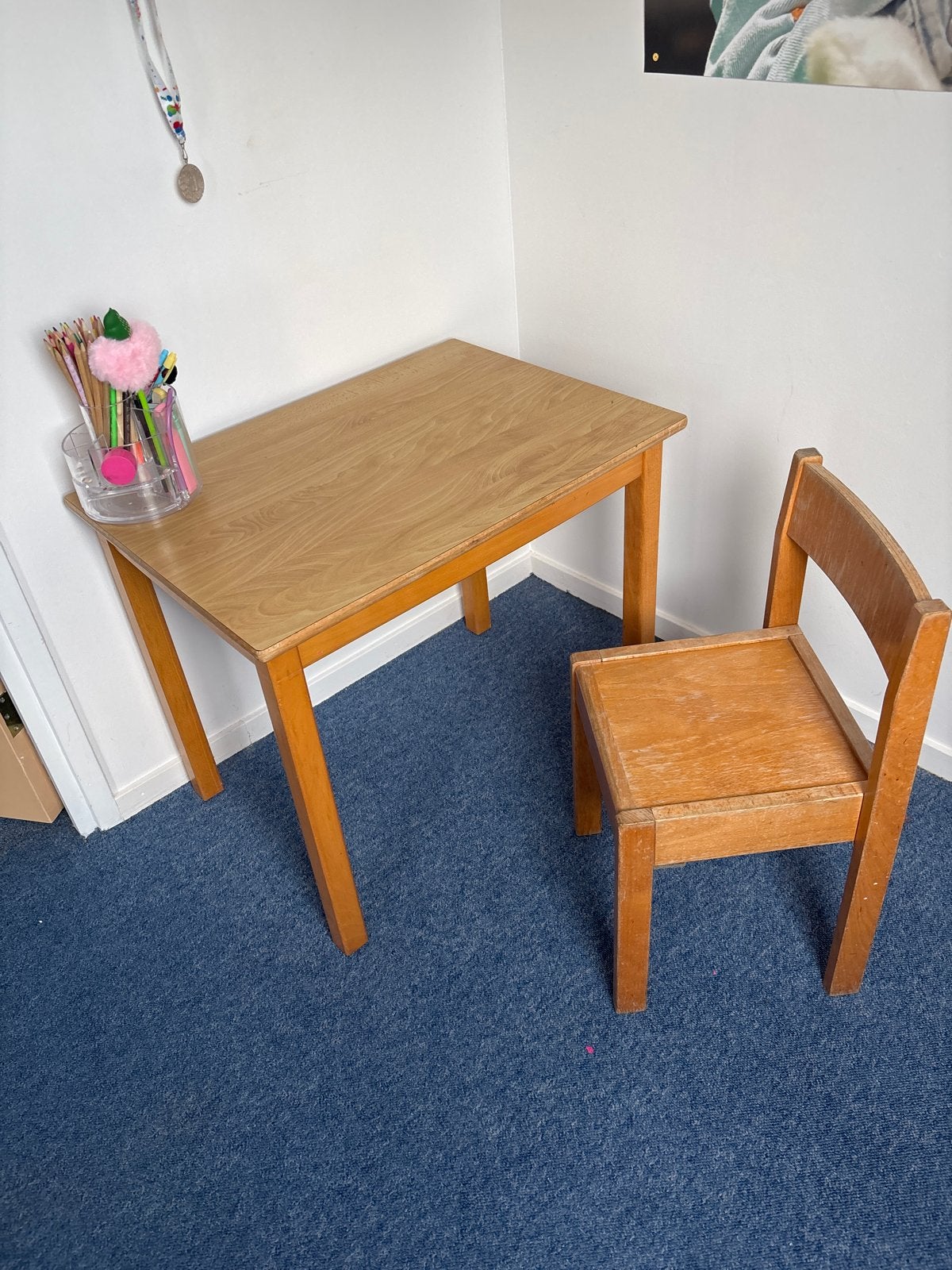Stevig houten kinderbureau met stoel (70x50x58 cm), Ophalen, Gebruikt