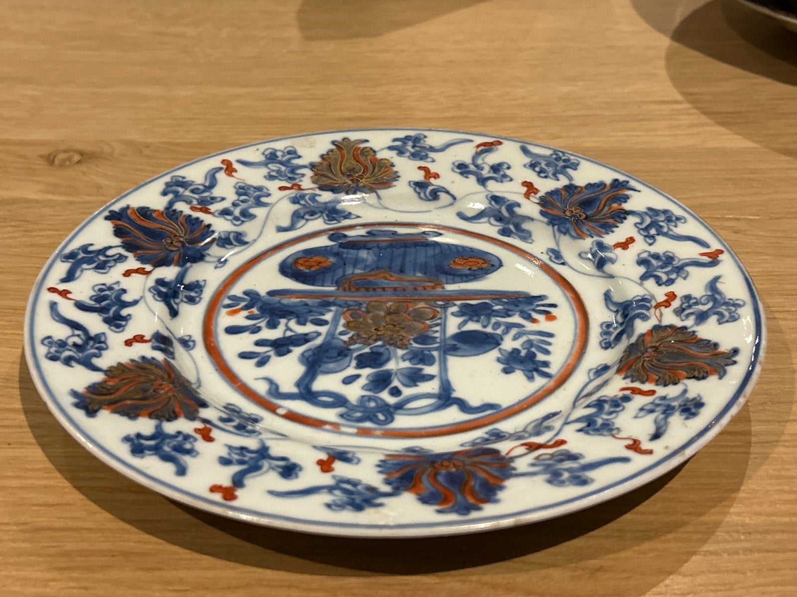 Antiek Chinees porseleinen bord, blauw-wit en rood imari, Ophalen of Verzenden