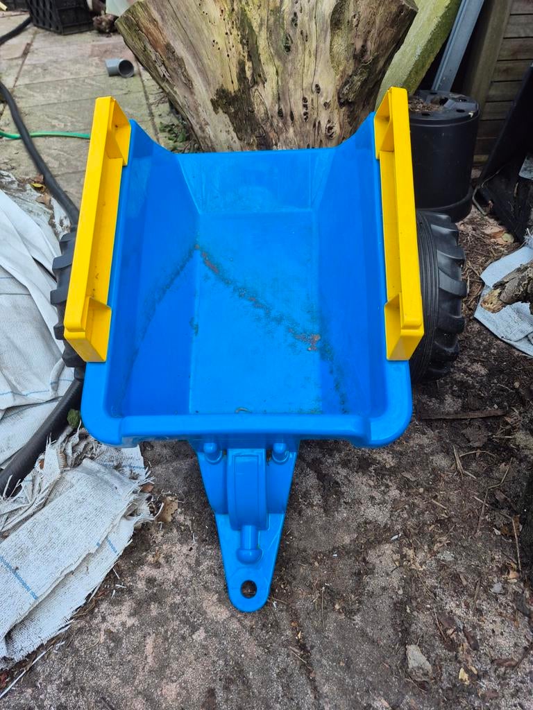 Blauwe speelgoedkar met wielen voor achter de tractor trekke, Ophalen