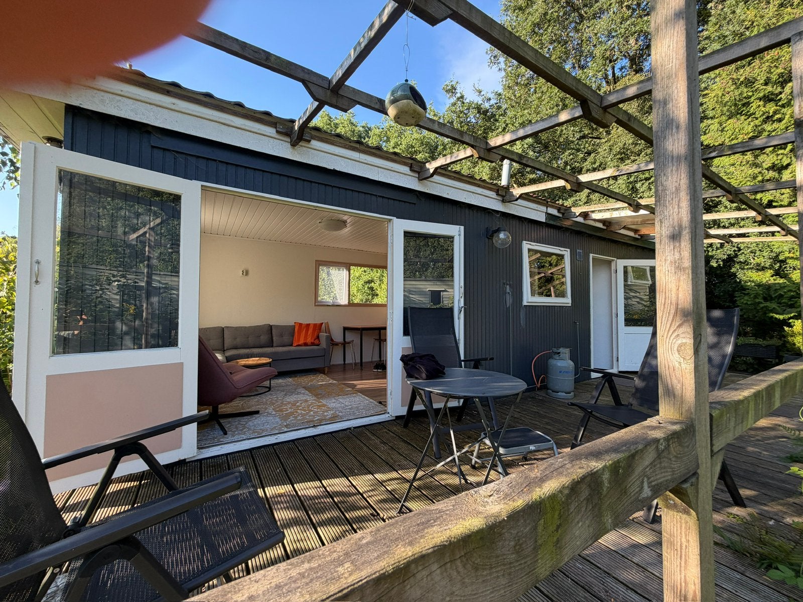 Leuke hardhouten stacaravan met aluminium dak