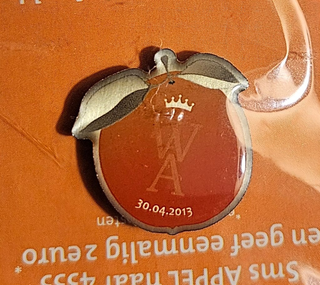Appeltje van Oranje pin, oranje jasje, oranje feestartikelen, Verzamelen, Koninklijk Huis en Royalty, Ophalen of Verzenden, Nieuw