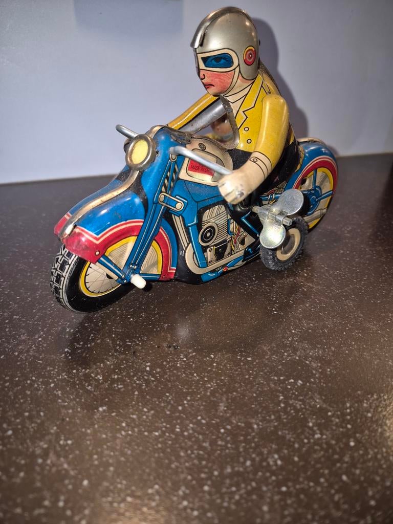 Vintage blikken motor met zijspan en coureurs, Ophalen of Verzenden