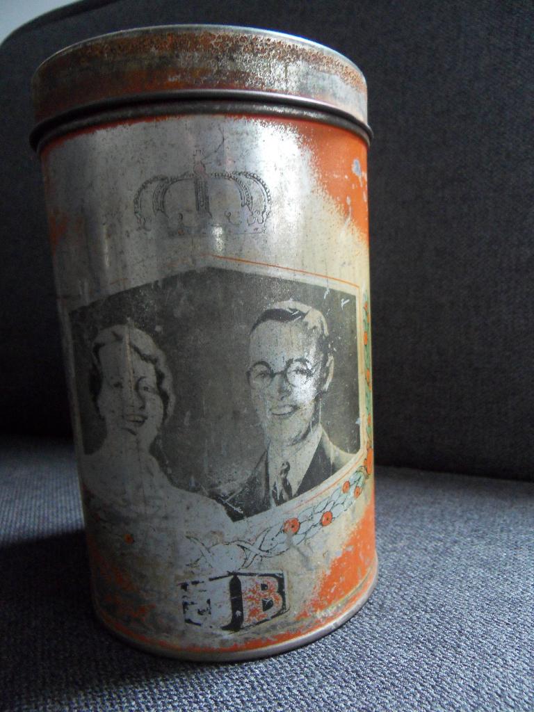 Oude beschuitbus met opdruk J. B (Juliana / Bernhard ), Ophalen of Verzenden, Gebruikt, Overige