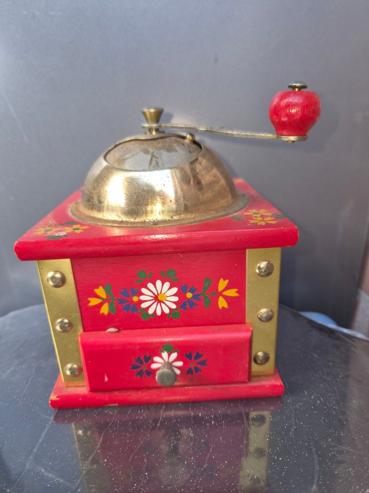 Vintage koffiemolen rood met bloemetjesdecoratie, Ophalen of Verzenden