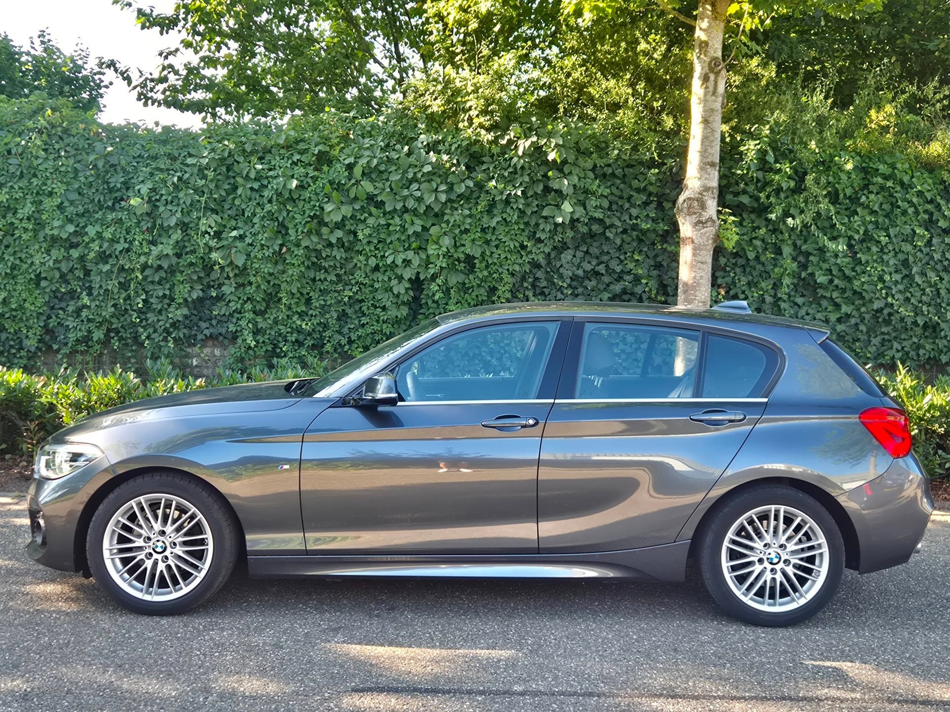 BMW 1-serie 120i High Executive M Sport Apple CarPlay Trekha, Auto's, Achterwielaandrijving, Gebruikt, 4 cilinders, 184 pk