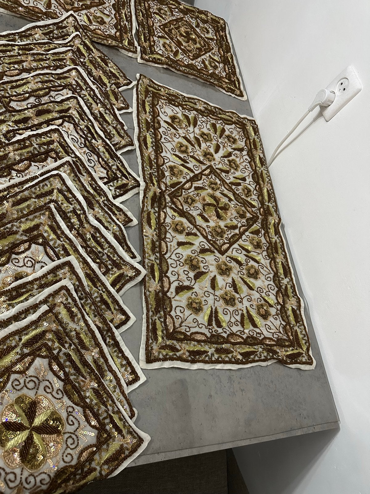 Prachtige geborduurde placemats en tafelloper set, Overige materialen, Zo goed als nieuw, Placemat, Geborduurd