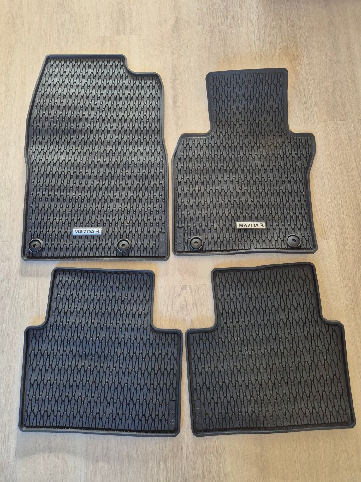Mazda 3 - originele rubberen automatten - set van 4, Auto diversen, Automatten, Ophalen of Verzenden, Zo goed als nieuw