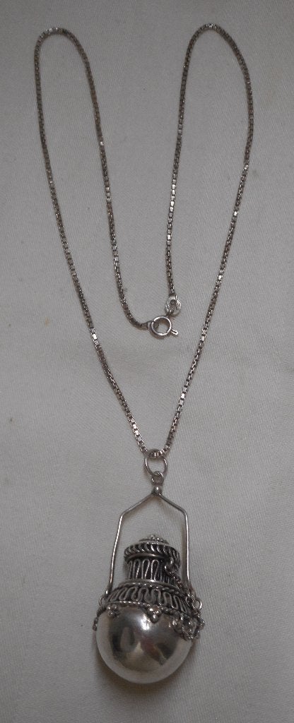 Zilveren vintage ketting met parfum fles hanger nr.1162, Verzenden, Zilver, Ketting