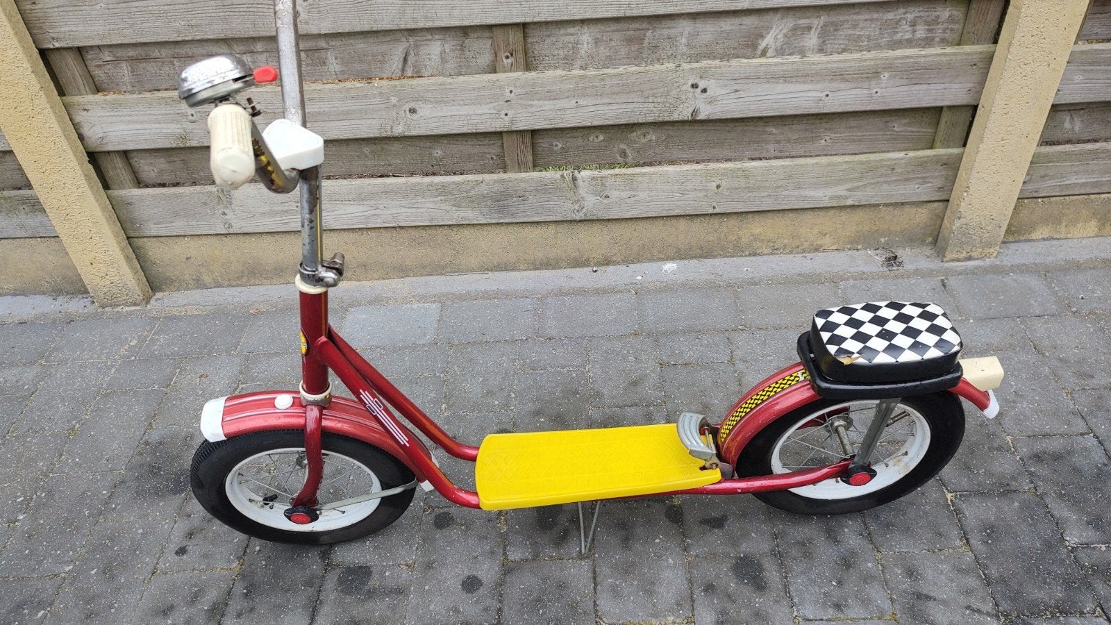 Retro step Loekie, kleur rood,met rem, standaard., Fietsen en Brommers, Steps, Ophalen, Gebruikt, Gewone step, Loekie