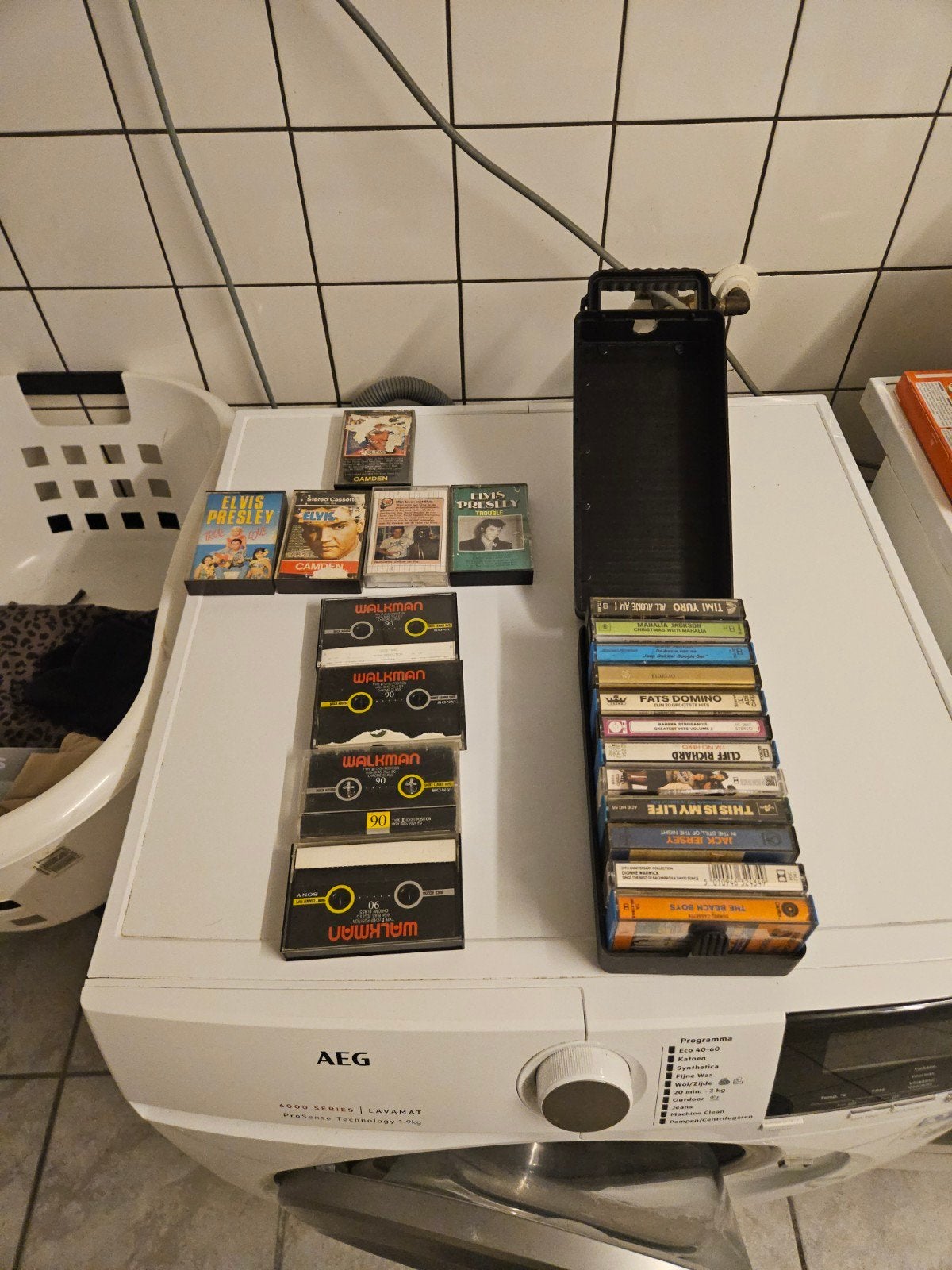 cassettebandjes in box elvis Presley  walkman, Cd's en Dvd's, Ophalen of Verzenden, Zo goed als nieuw, Overige genres, 2 t/m 25 bandjes