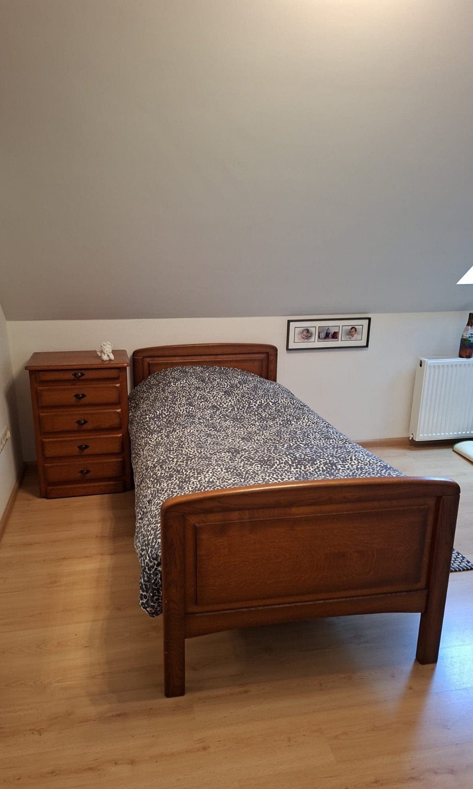 Elektriche eiken 1persoons bed 90cm breedt, Ophalen, Zo goed als nieuw, Eenpersoons