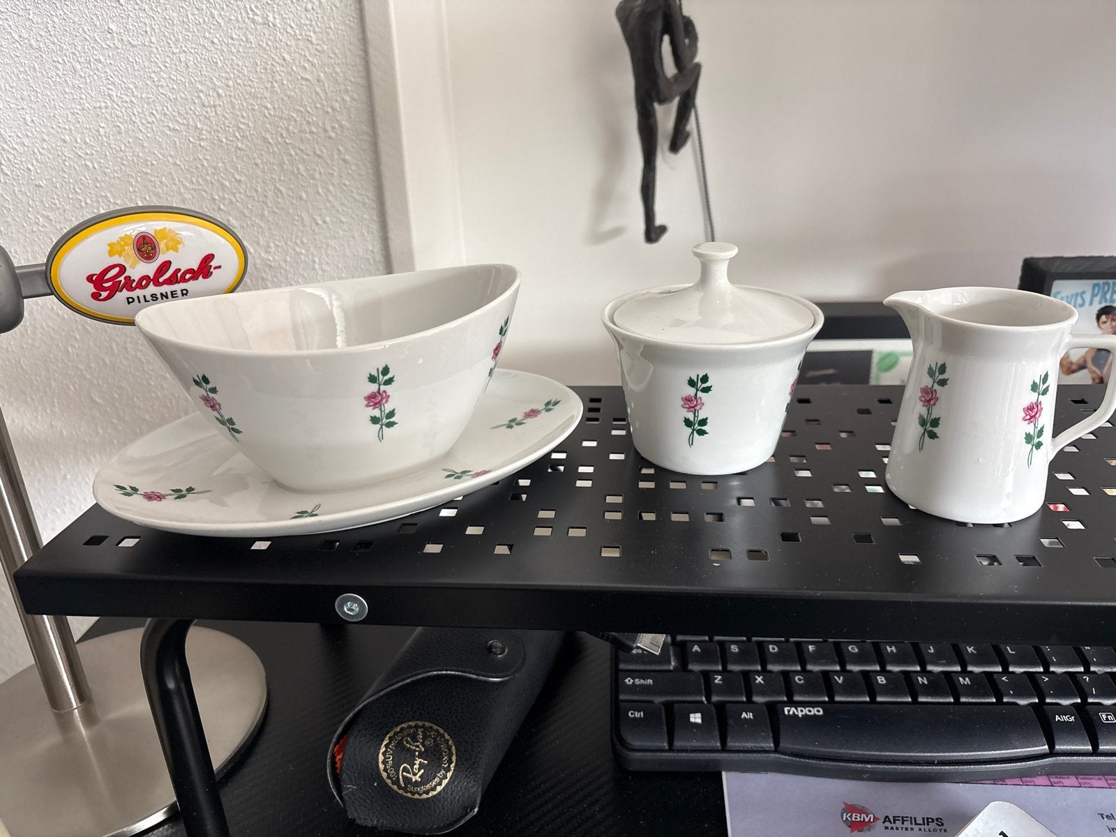 Sauskom, suikerpotje en schenkkannetje met roosjes, Gebruikt, Overige typen, Ophalen of Verzenden, Klassiek