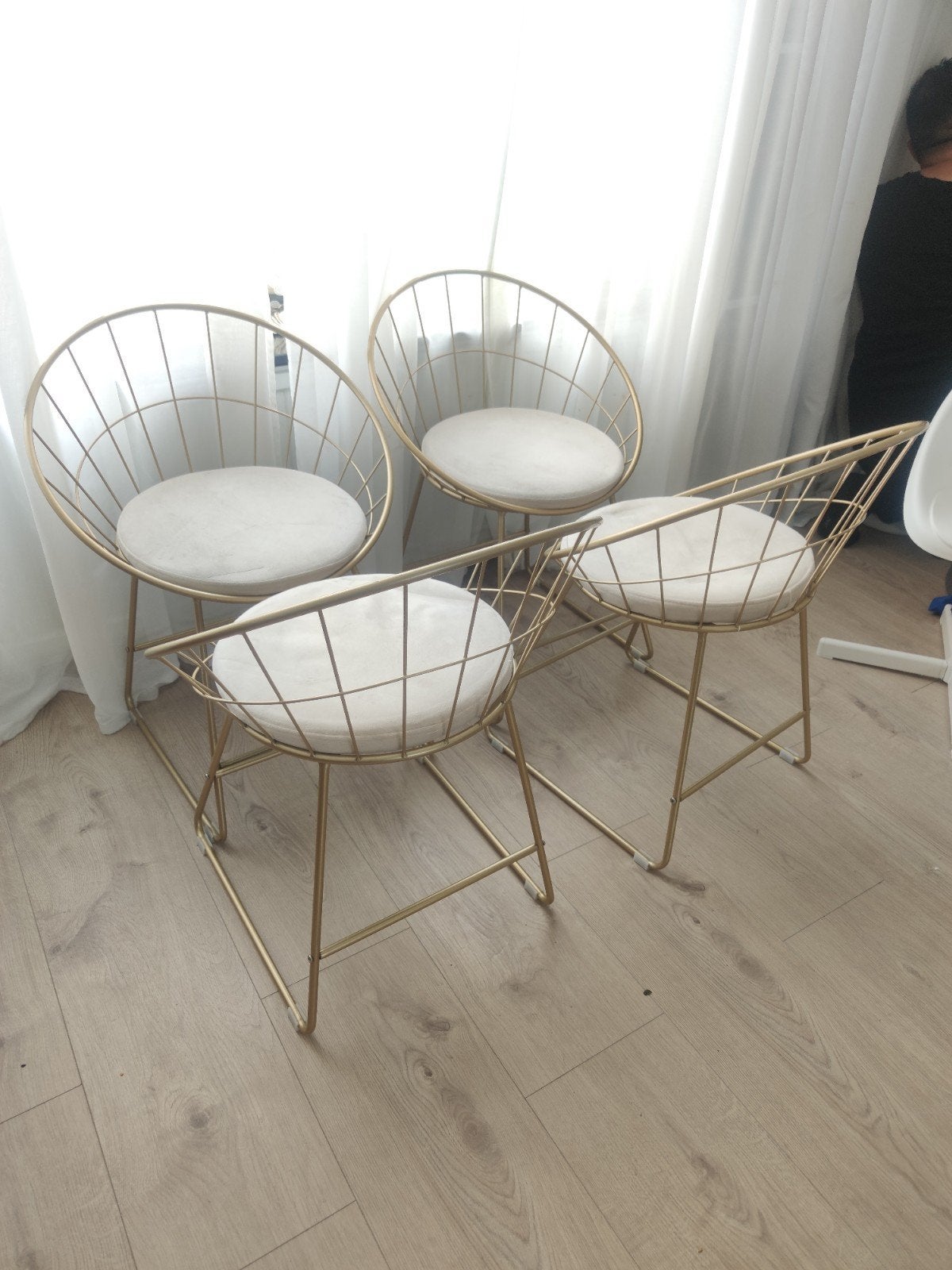 4 Moderne Gouden Stoelen met Witte Kussens, Huis en Inrichting, Stoelen, Ophalen, Overige kleuren, Modern, Elegant, Zo goed als nieuw