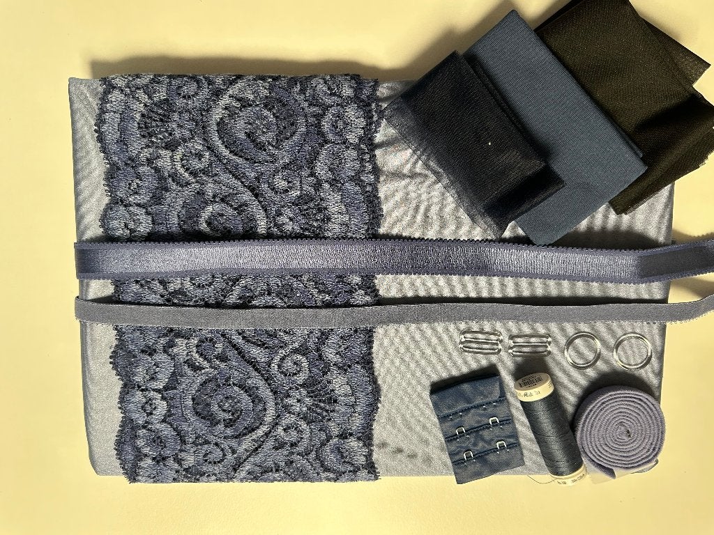 NR80 SMOKY BLUE LINGERIE COMPL. PAKKET REKBAAR KANT, Ophalen of Verzenden, Nieuw, Kant