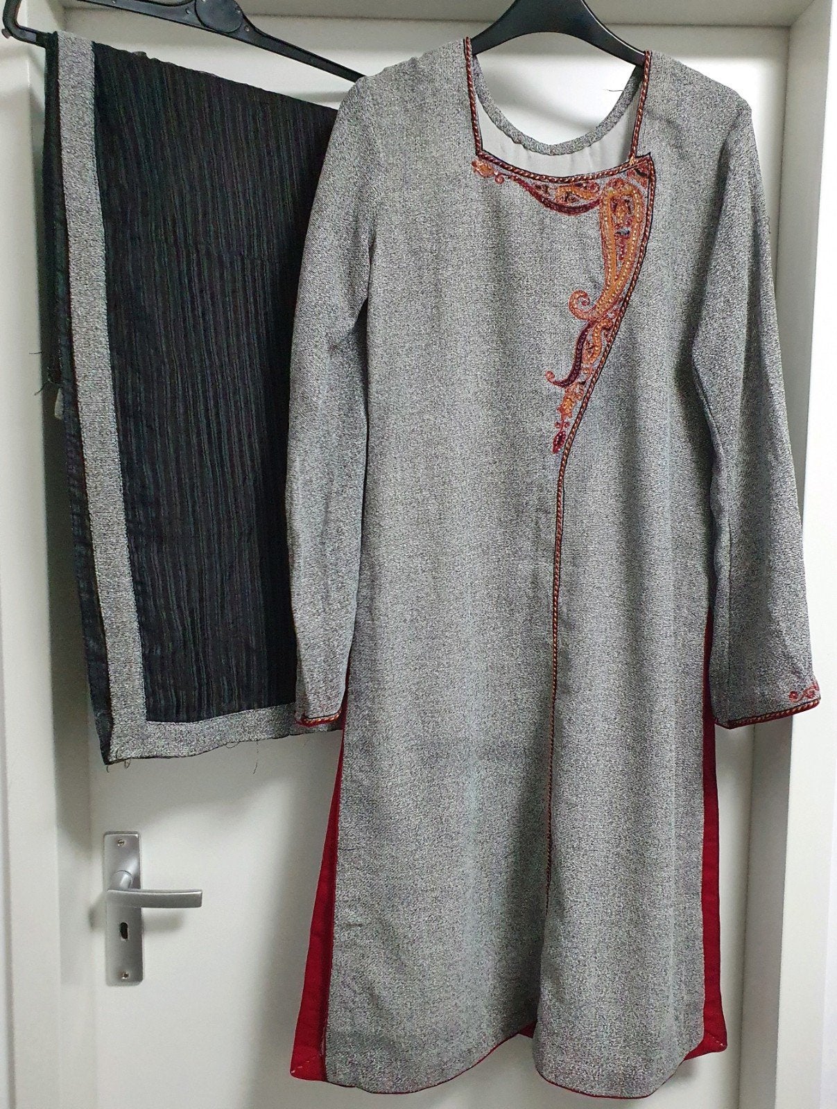 Nieuwe geborduurde kameez met dupetta, maat S, Kleding | Dames, Ophalen of Verzenden, Nieuw, Maat 38/40 (M), Grijs