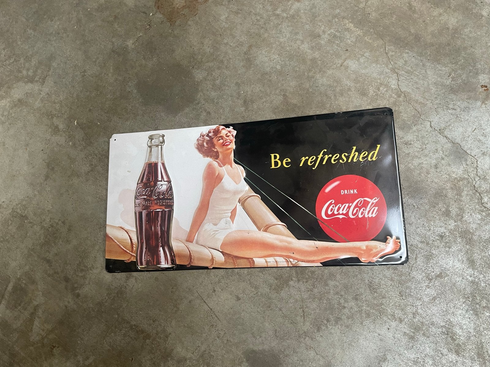 Vintage Coca-Cola reclamebord 'Be refreshed' met dame, Ophalen of Verzenden, Gebruikt, Reclamebord