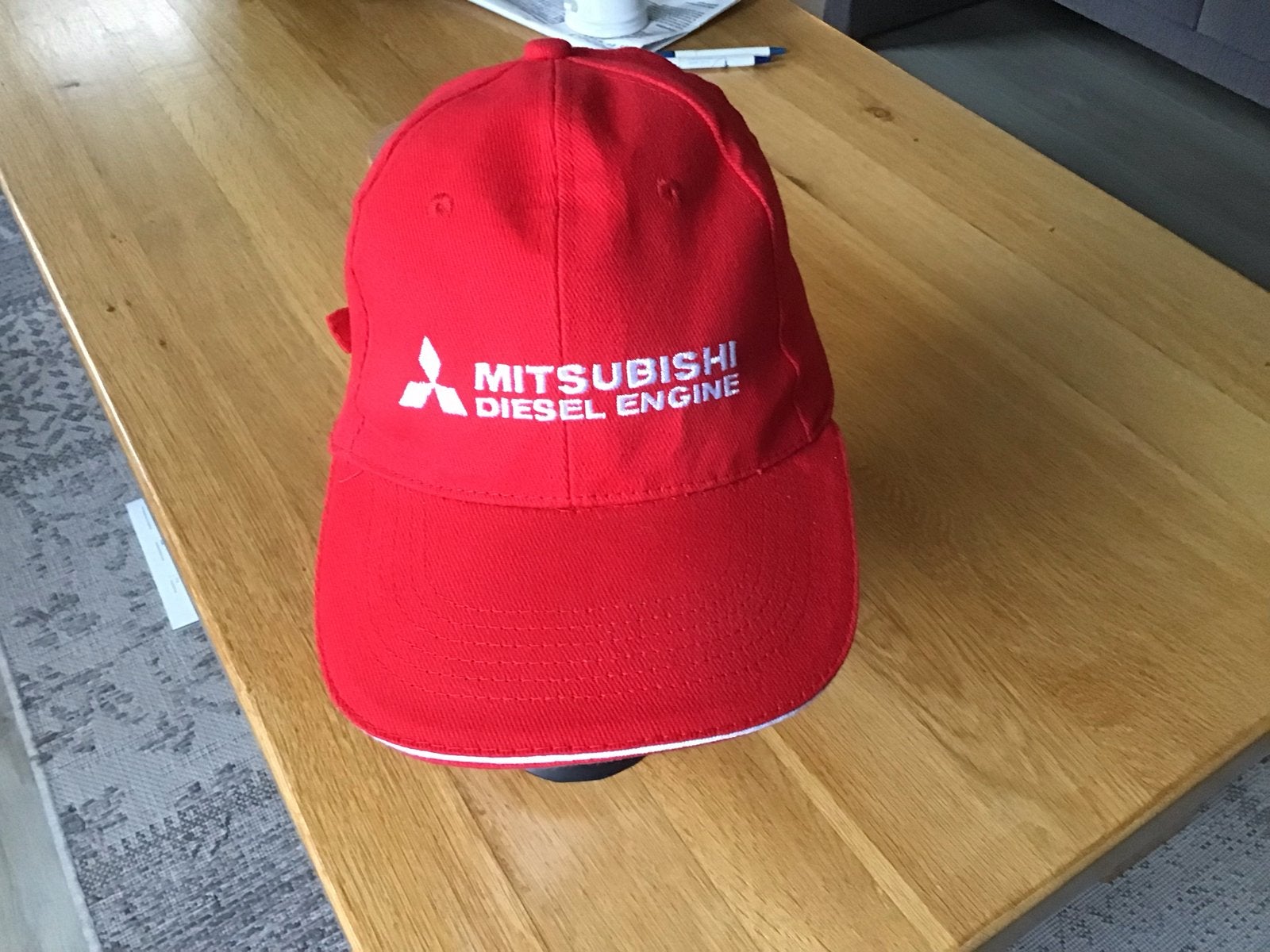 Rode Mitsubishi Diesel Engine Pet -  nieuw, Kleding | Heren, Hoeden en Petten, Ophalen of Verzenden, Nieuw, One size fits all