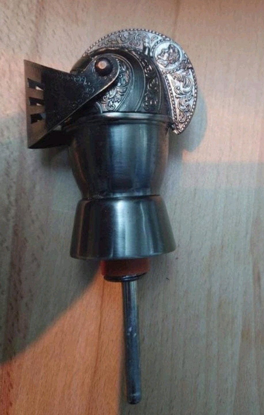 Metalen schenktuit in de vorm van een ridderhelm!, Overige typen, Ophalen of Verzenden, Zo goed als nieuw, Metaal