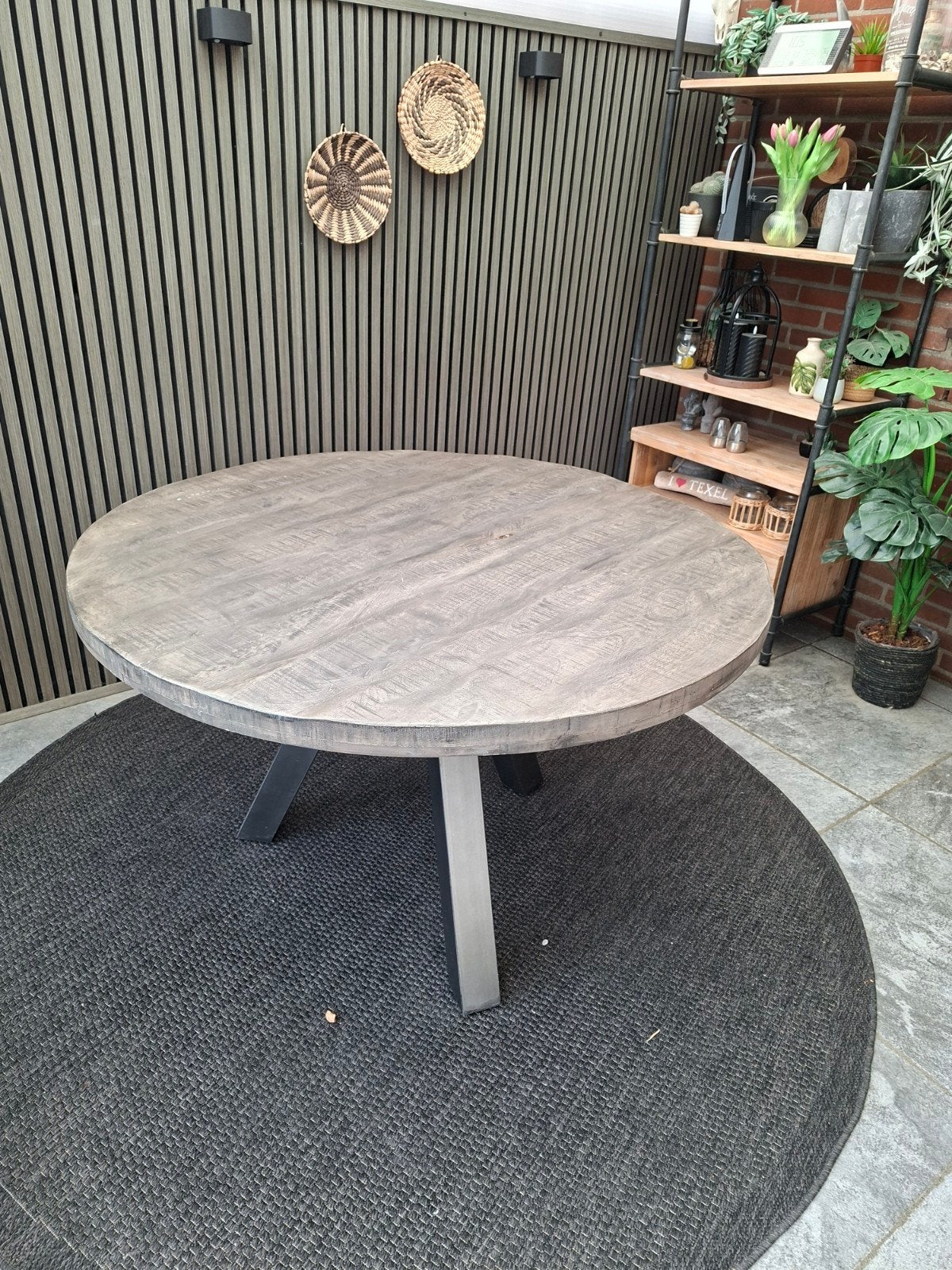 Ronde grijze mangohouten eettafel met zwarte rvs spin poot., Ophalen, Gebruikt, Rond, Vier personen
