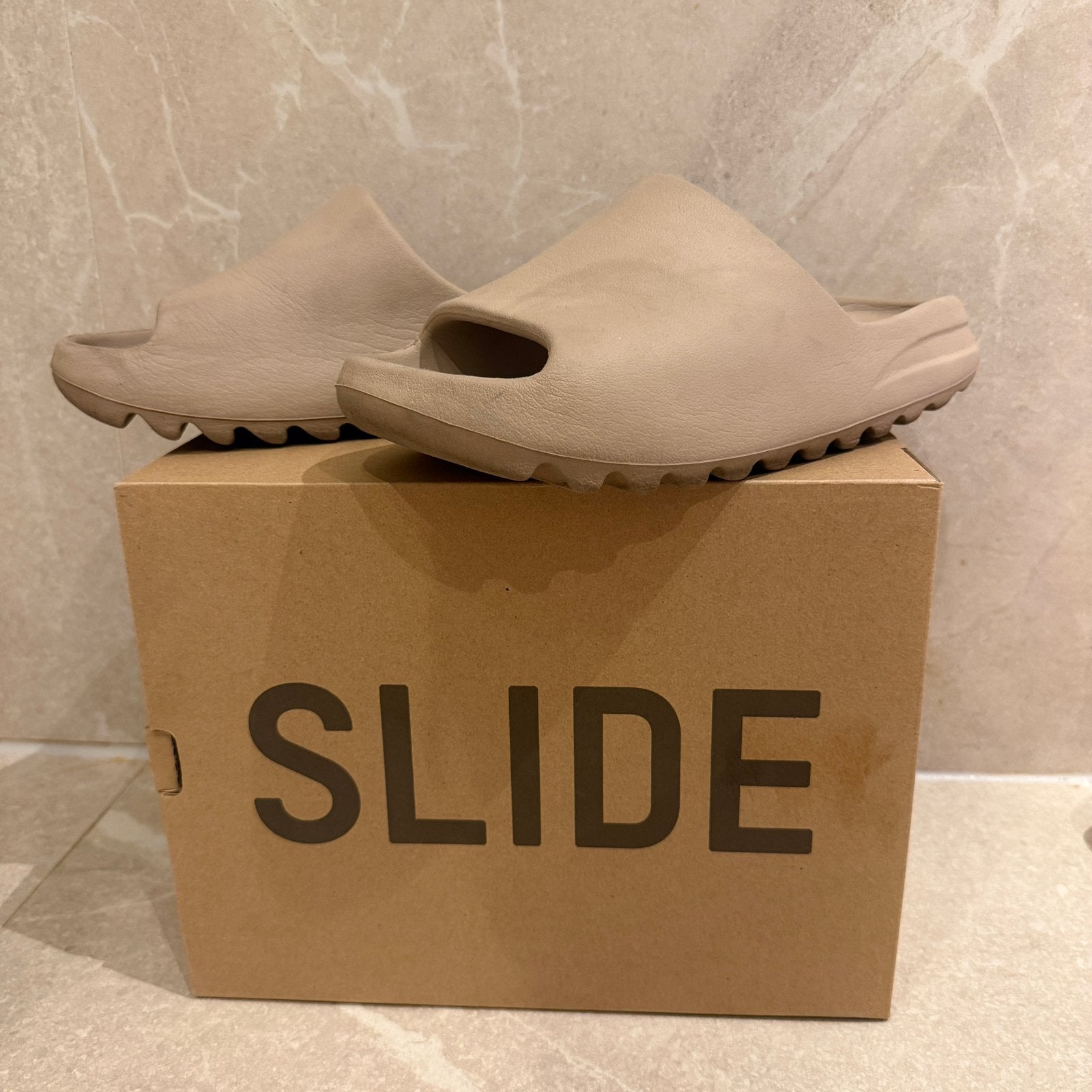 Adidas Yeezy Slides maat 44 1/2, Kleding | Heren, Schoenen, Slippers, Overige kleuren, Ophalen of Verzenden, Zo goed als nieuw