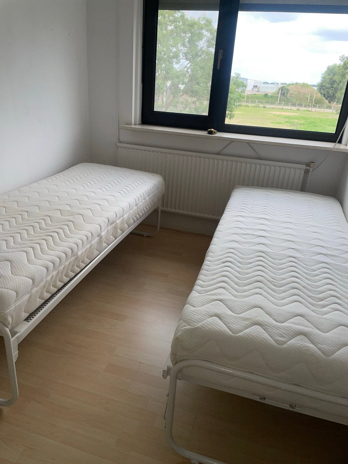 2x eenpersoonsbed met matras, Ophalen, Gebruikt, 90 cm, Eenpersoons