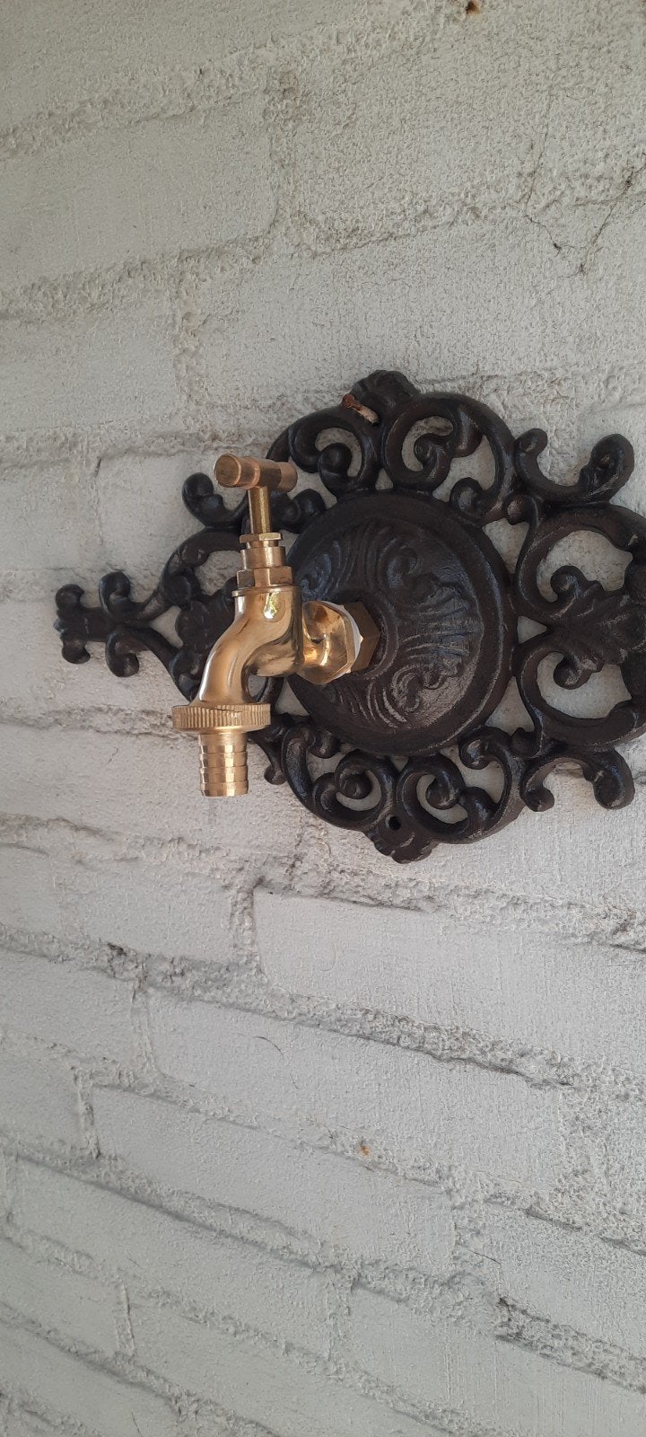 Decoratieve buitenkraan met sierlijke wandplaat, Tuin en Terras, Buitenkranen, Ophalen of Verzenden, Gebruikt