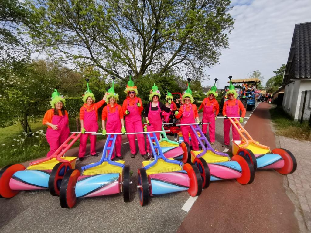 Carnavalskostuum: Grasmaaier loopgroep, Ophalen