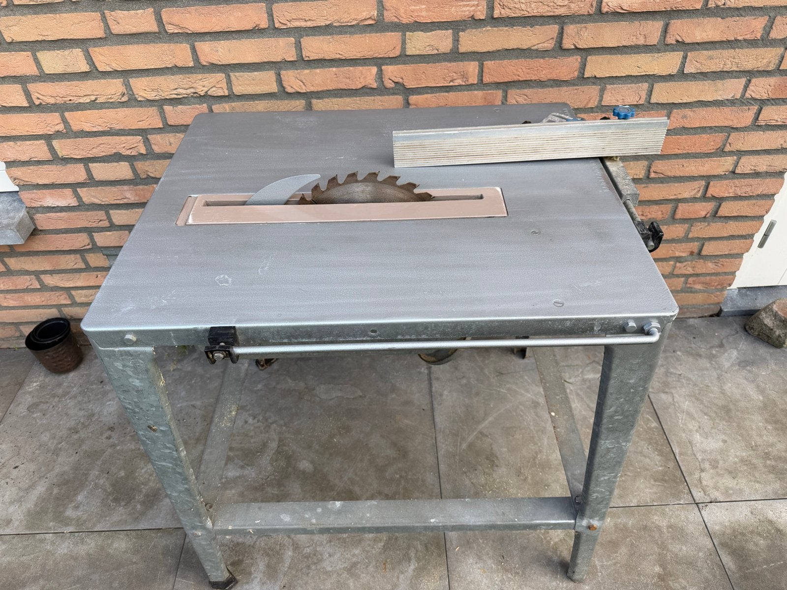 Robuuste Cirkelzaag op Tafel - Ideaal voor Houtbewerking, Doe-het-zelf en Verbouw, Ophalen, Gebruikt, Cirkelzaag, 70 mm of meer